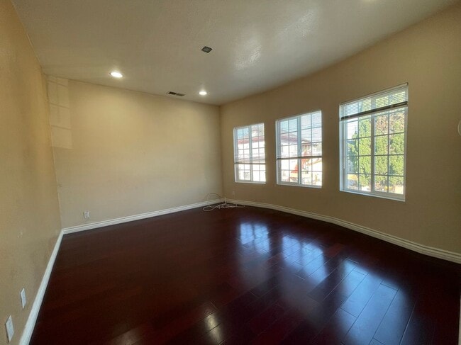 Building Photo - 925 53rd Ave