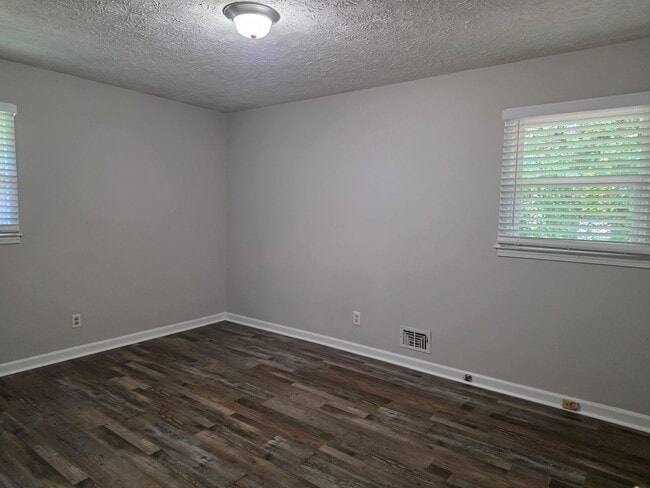 Building Photo - Rare 3 bed 2 bath ranch located in Marietta