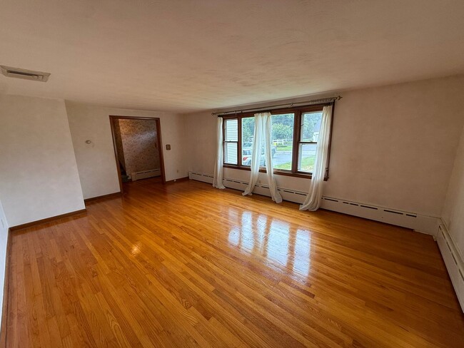 Building Photo - Beautiful 3 Bed, 1 Bath Single Family for Rent in Broad Brook!