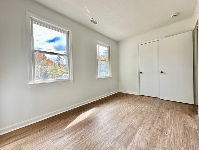 Building Photo - 725 N Privette St