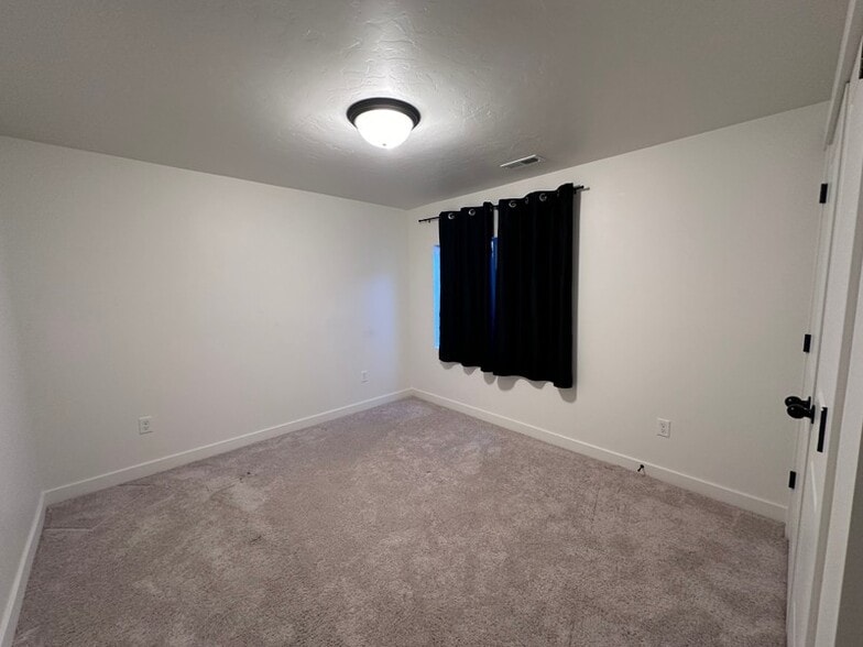 Building Photo - 933 E Blackfeet Dr