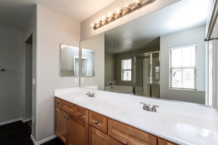 Building Photo - 10016 Bonterra Ave