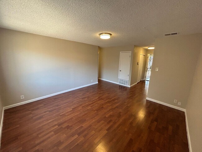 Building Photo - Charming 3-bedroom, 2-bath Single Story An...