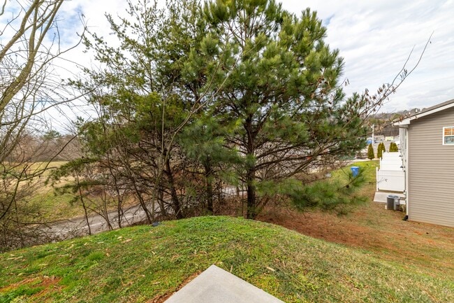 Building Photo - 923 Warrior Hill Dr