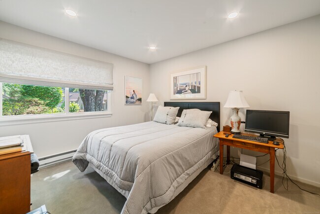 Building Photo - 595 Heritage Vlg