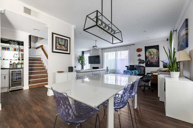 Dining area - 4958 Woodman Ave