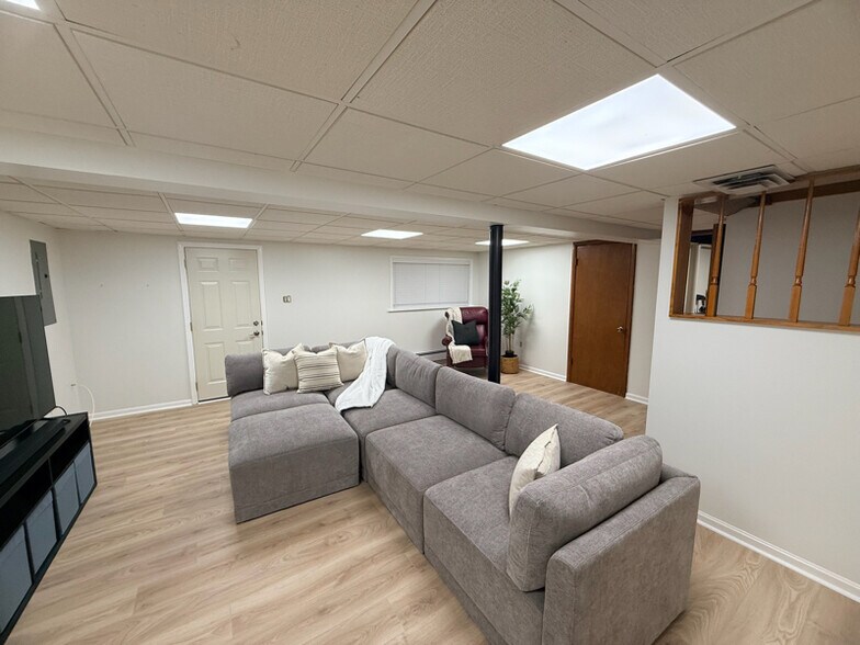 Building Photo - 3452 Quaker Ct