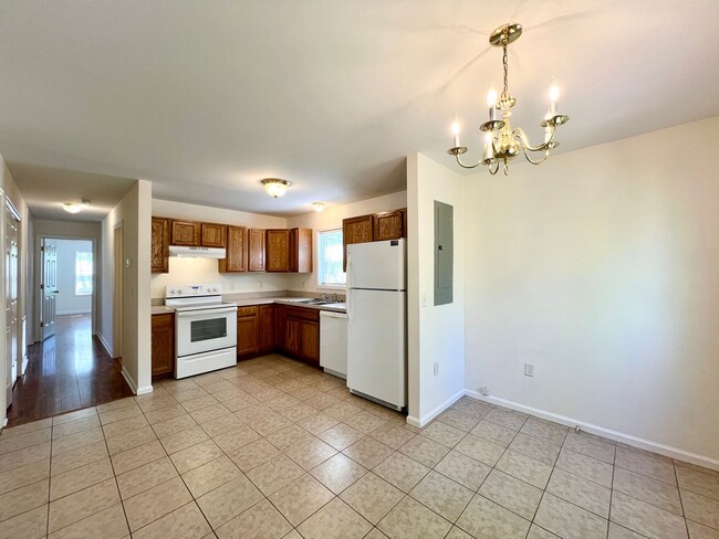 Building Photo - 3 Bedroom in West Asheville!