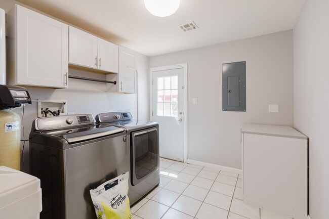 Building Photo - 3 Bedroom 2 Bath With A Mountain View Home!