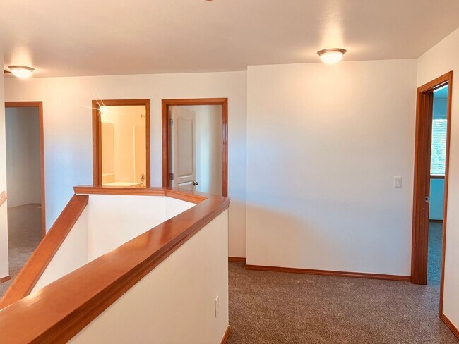 Building Photo - Enormous 4 Bed 2.5Bath + Bonus Room Great Lacey Neighborhood