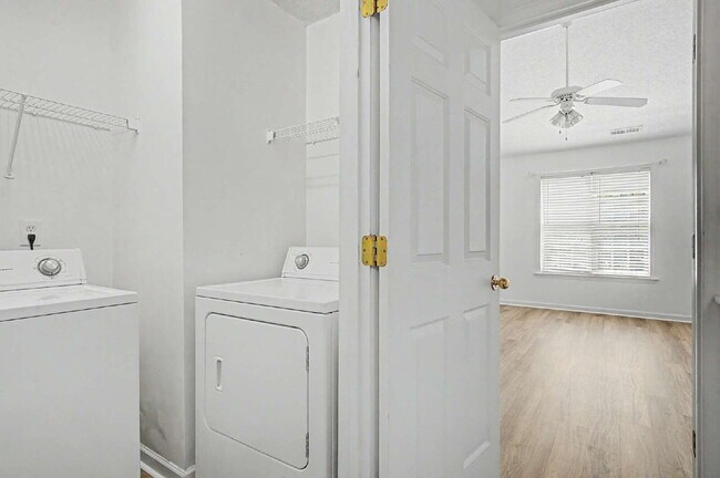 Building Photo - Townhome in Desirable Hedingham Community