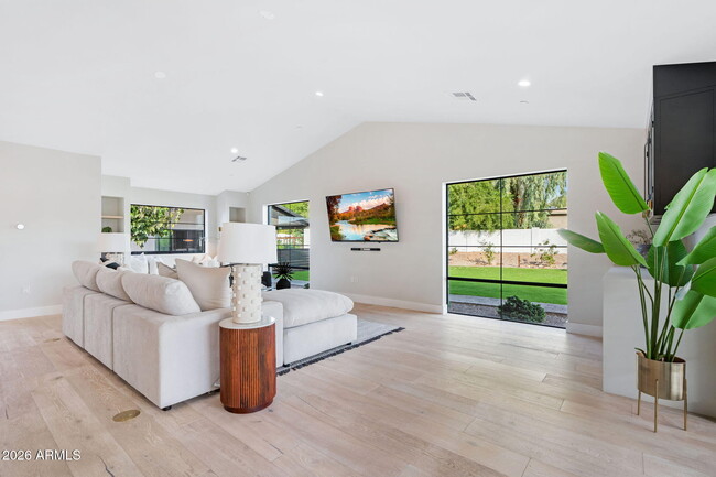 Building Photo - 3842 E San Miguel Ave