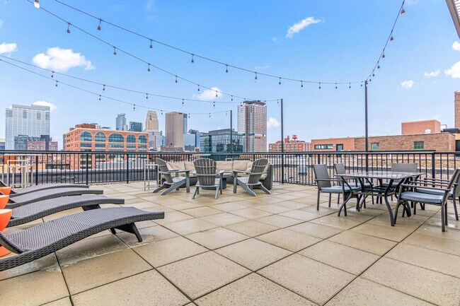 Building Photo - 301 N 7th Ave