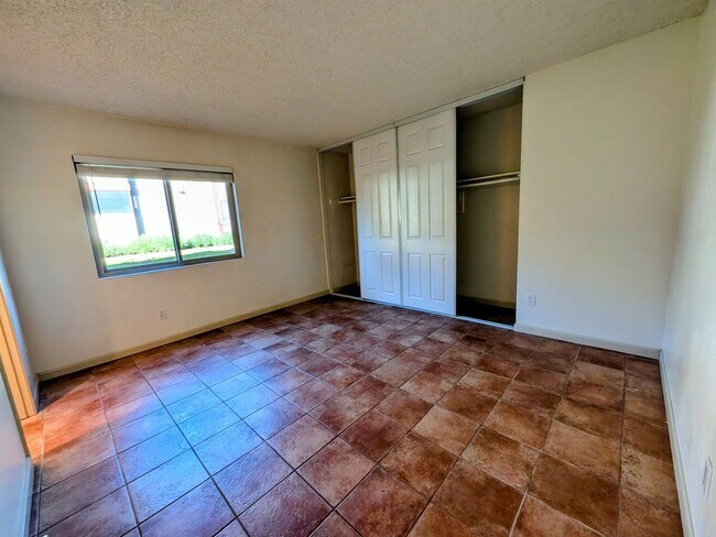 Building Photo - Bright and Charming 3 Bedroom 2 Bath Condo with Patio and A/C!
