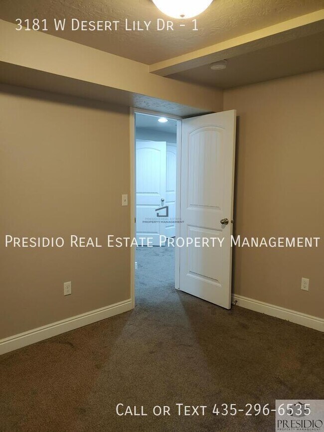 Building Photo - 3181 W Desert Lily Dr