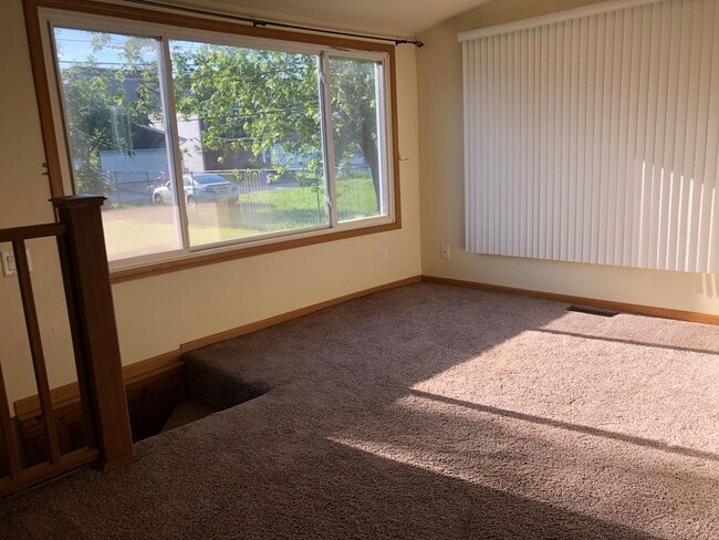 Building Photo - Awesome 2 bedroom 1 bath with basement, fe...
