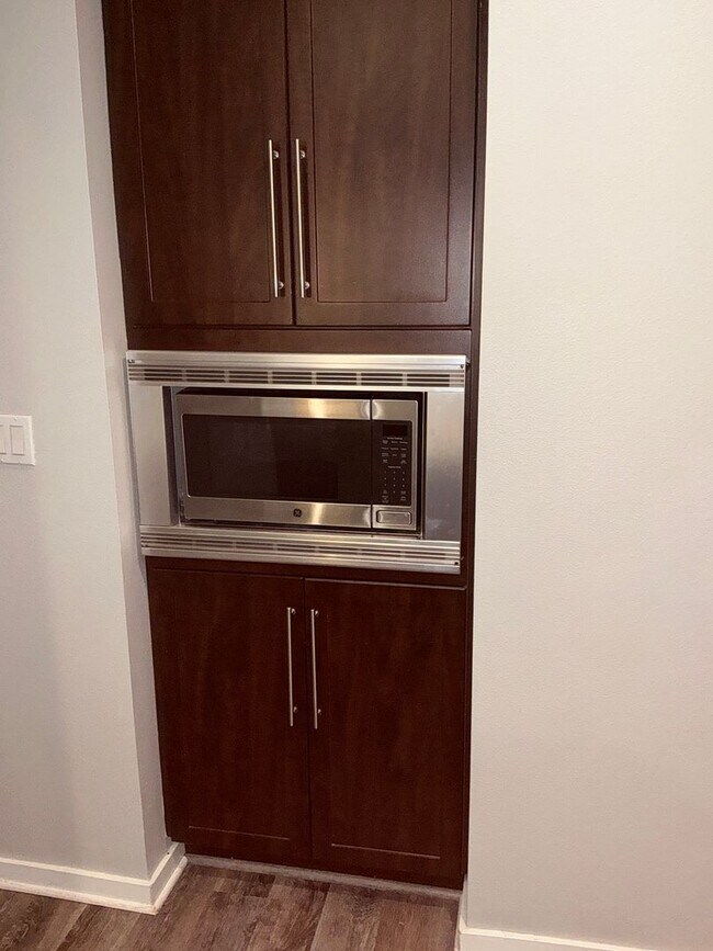 Building Photo - 3 Bedroom 3 Bath Townhouse Style Condo at Depot Walk in Orange