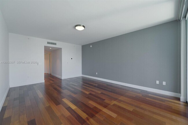 Building Photo - 2627 S Bayshore Dr