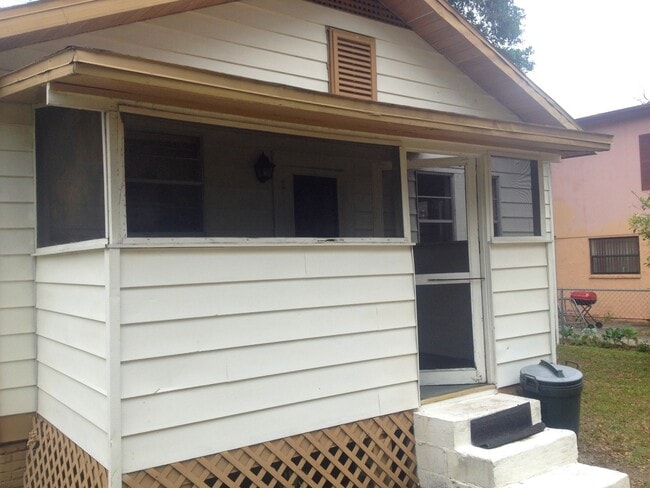 Building Photo - 1028 W 11th St