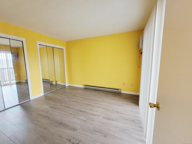 Building Photo - 96 Valley Dr