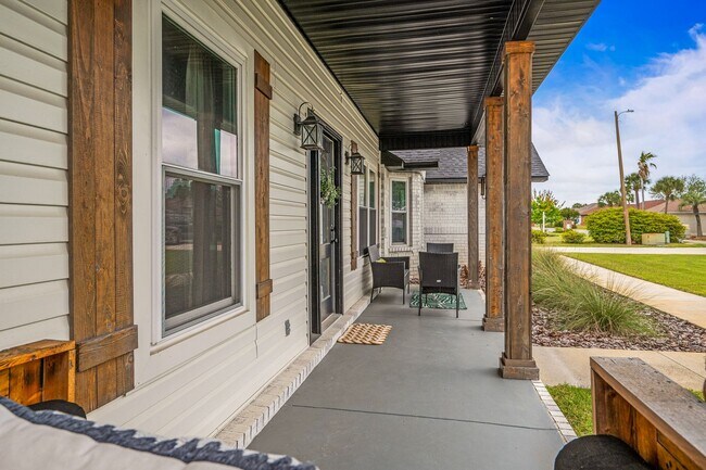 Building Photo - Stunning 4 bedroom with two bonus spaces, ...