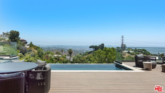 Building Photo - 2826 Las Alturas St