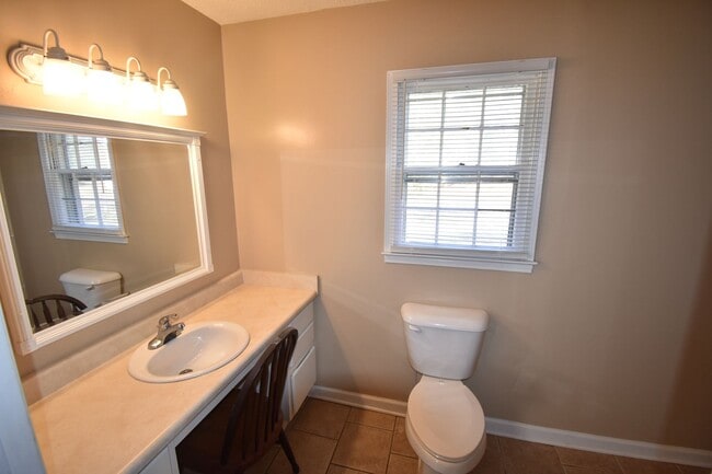 Building Photo - Beautiful 3 Bedroom and 2 Bath Home (No Pets)