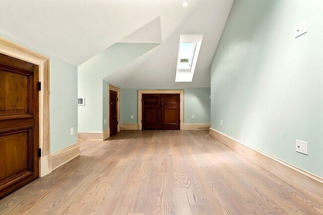 Building Photo - 6 Howland St