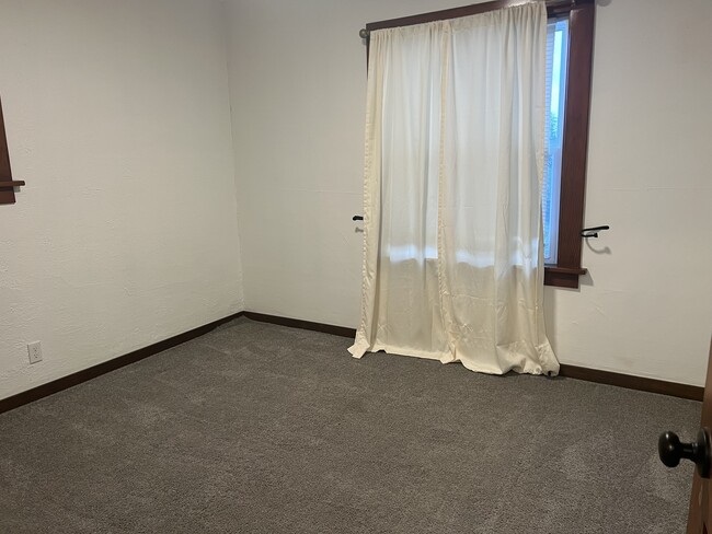 Building Photo - 929 E 57th St