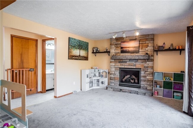 Building Photo - 126 Green Forest Dr