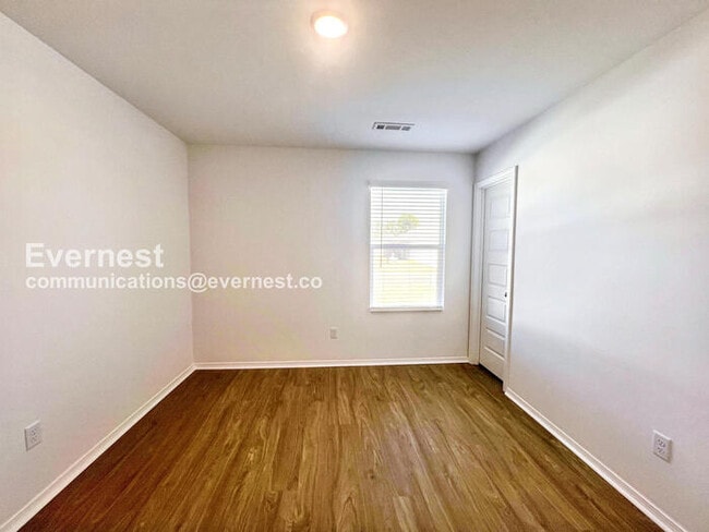 Building Photo - 116 E Sunbelt Ct