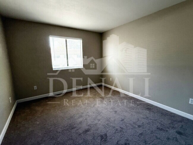 Building Photo - 1529 E Edgewater Dr