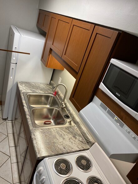 Kitchen - 919 Massachusetts St