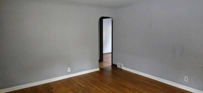 Building Photo - Charming 3 - Bedroom Property in Prime Location