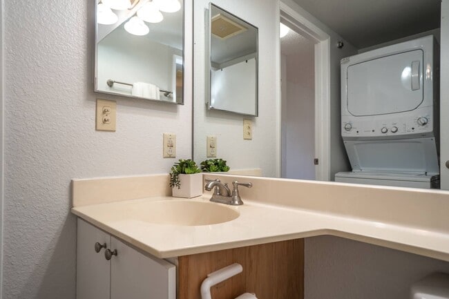 Building Photo - Remodeled 2 Bed / 1.5 Bath at Kihei Villag...
