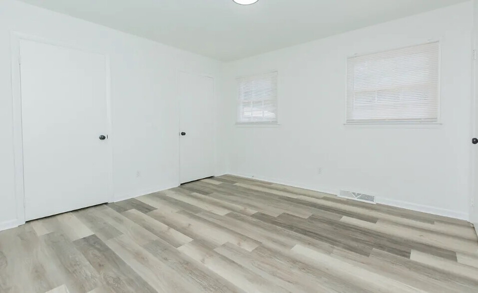 Building Photo - Room in Townhome on Greenbriar Rd