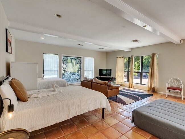 Building Photo - 8402 Matthews Ln