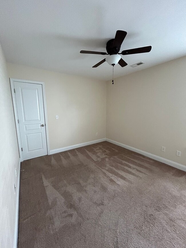 Building Photo - 3 Bedroom 2 Bath