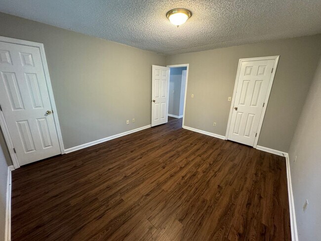 Building Photo - 10A Woodcreek Way SW