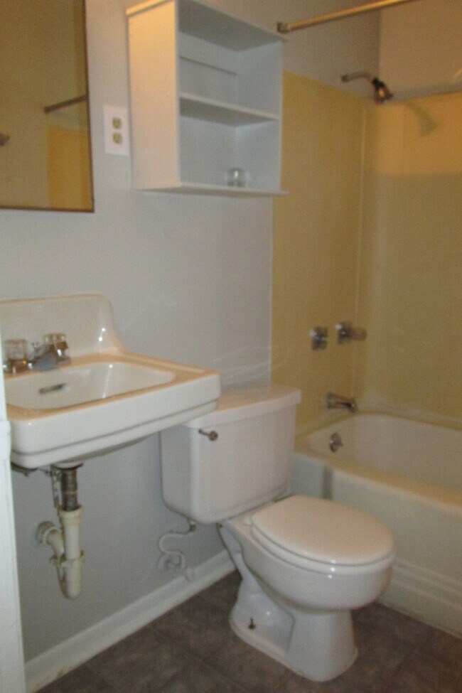 Building Photo - 2/1 with bonus room in Cherrywood Available August!