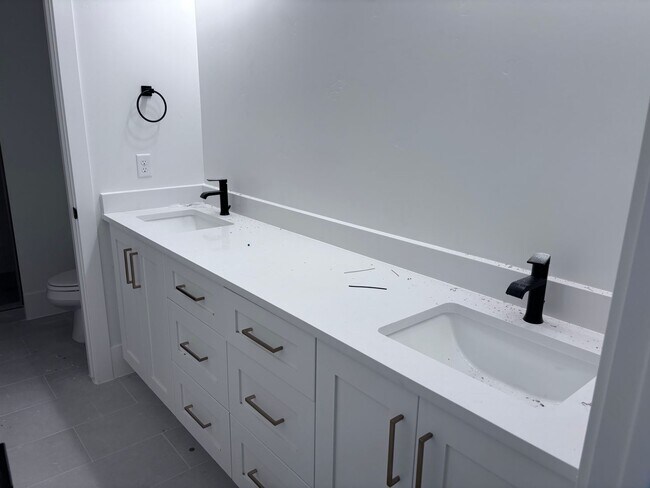 Building Photo - Luxury Living Near Sand Hollow – Spacious Home with RV Garage & Pool!