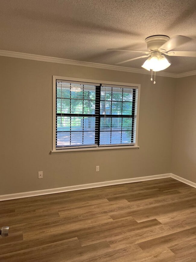 Building Photo - 185 Hickory Tree Ln