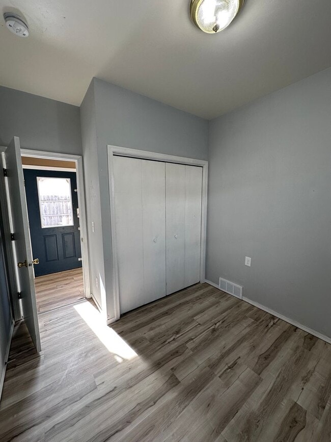 Building Photo - UPDATED 3 BR/1 BATH CENTRALLY LOCATED IN GREEN BAY