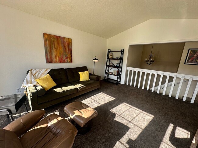 Building Photo - Argay Terrace Day Ranch with Views!