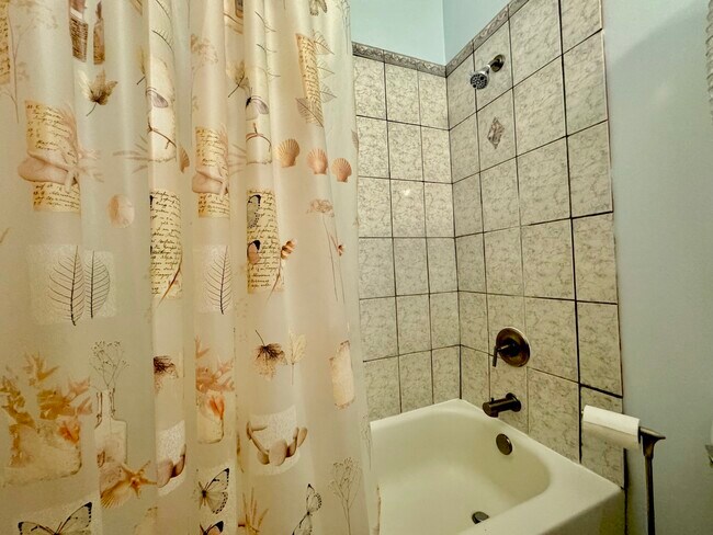 Building Photo - 5600 Hillcrest Ln