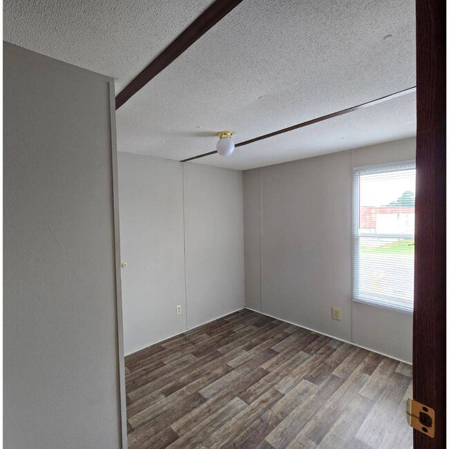 Building Photo - 301 Reid Ct