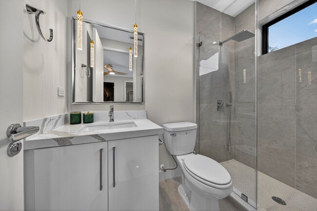 Building Photo - 1121 NE 17th Ave