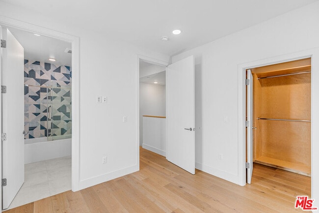 Building Photo - 2000 Beachwood Dr