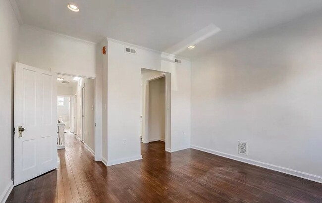 Building Photo - Bright 3-Bed, 2.5-Bath Gem Next to Patters...