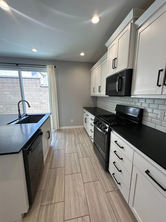 Building Photo - 4249 Hillside Rd